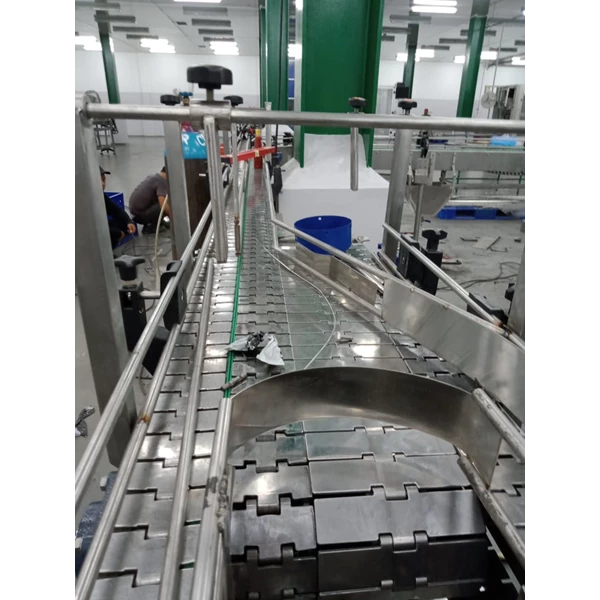 Expert  making industrial bottle conveyors